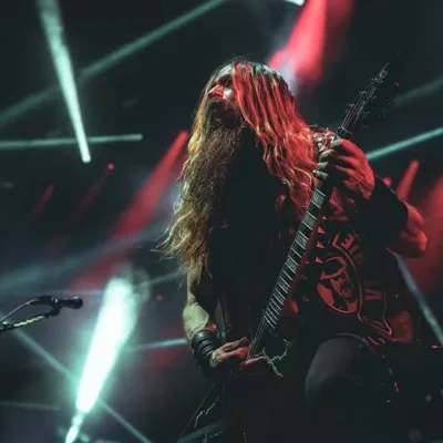 Zakk Wylde tocando guitarra em apresentação do Pantera. Câmera em contra-plongée.