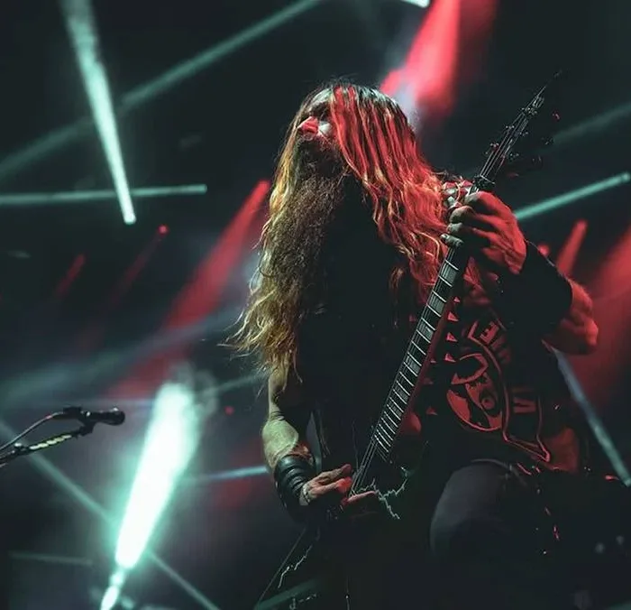 Zakk Wylde tocando guitarra em apresentação do Pantera. Câmera em contra-plongée.