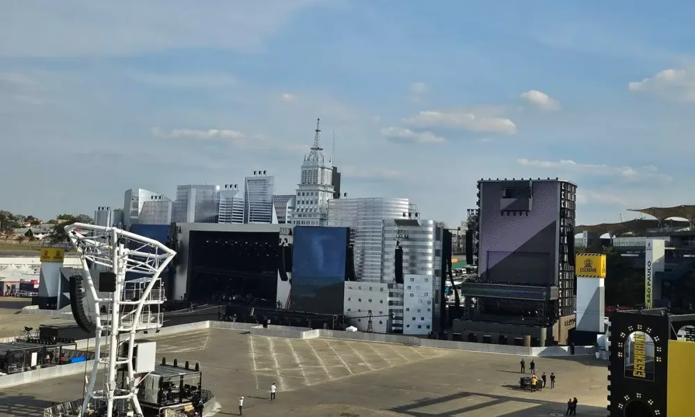 Foto aérea do palco principal do The Town, o Skyline, no dia teste do evento.