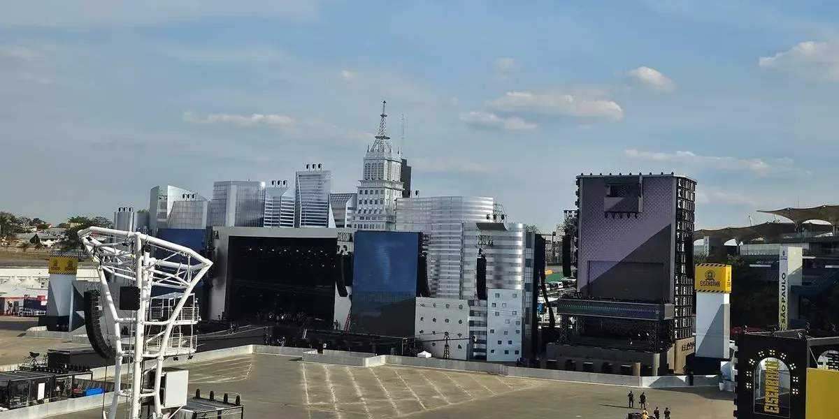 The Town 2025 | Confira a Programação Completa do Sábado, 4ª Dia de Festival Foto aérea do palco principal do The Town, o Skyline, no dia teste do evento.