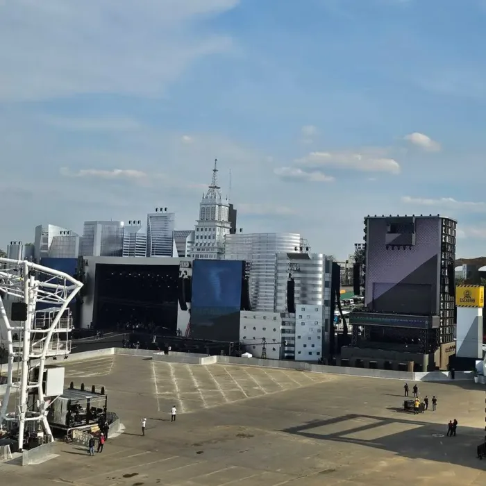 Foto aérea do palco principal do The Town, o Skyline, no dia teste do evento.