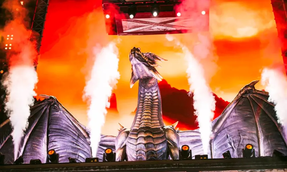 Dragão em palco com pirotecnia sendo testada no dia teste do The Town 2025.