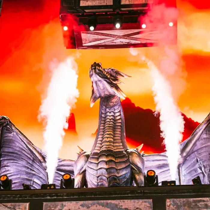 Dragão em palco com pirotecnia sendo testada no dia teste do The Town 2025.