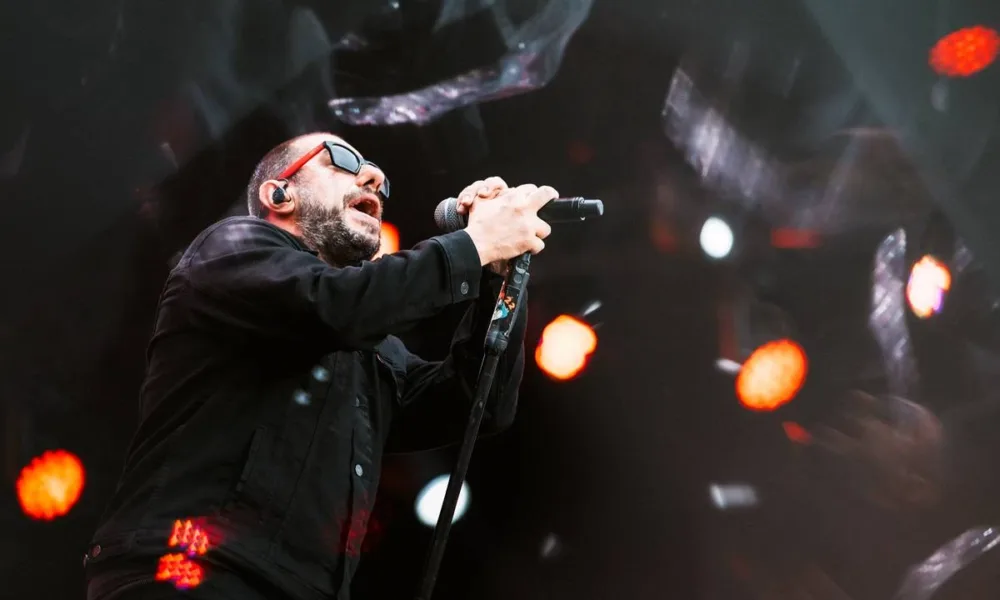 Badauí, vocalista do CPM 22, em apresentação no The Town 2025. Foto tirada de cima para baixo.
