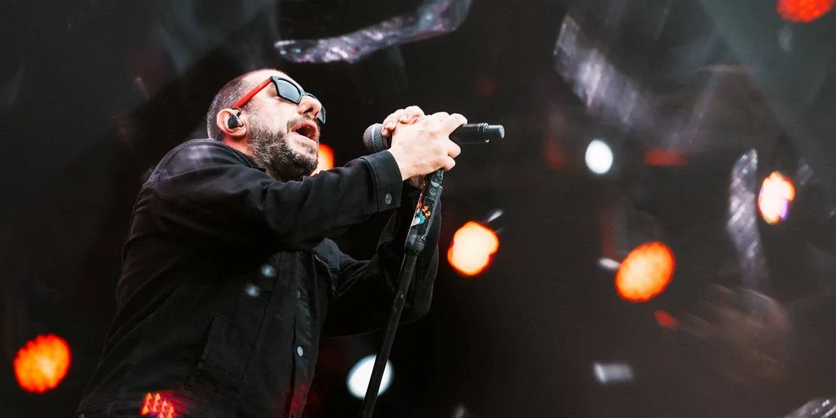 The Town 2025 | CPM 22 Faz Show Objetivo e Nostálgico Badauí, vocalista do CPM 22, em apresentação no The Town 2025. Foto tirada de cima para baixo.