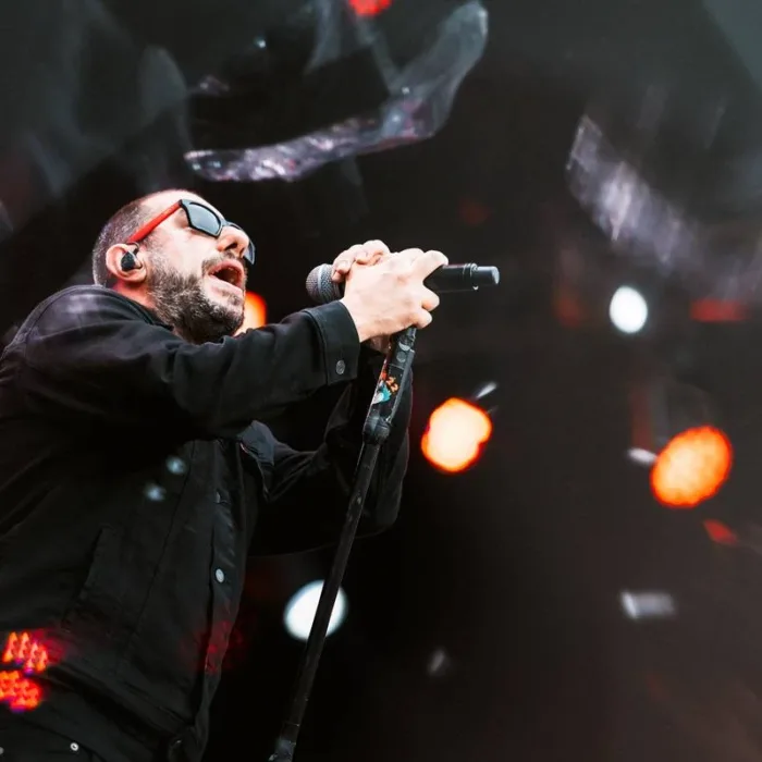 Badauí, vocalista do CPM 22, em apresentação no The Town 2025. Foto tirada de cima para baixo.