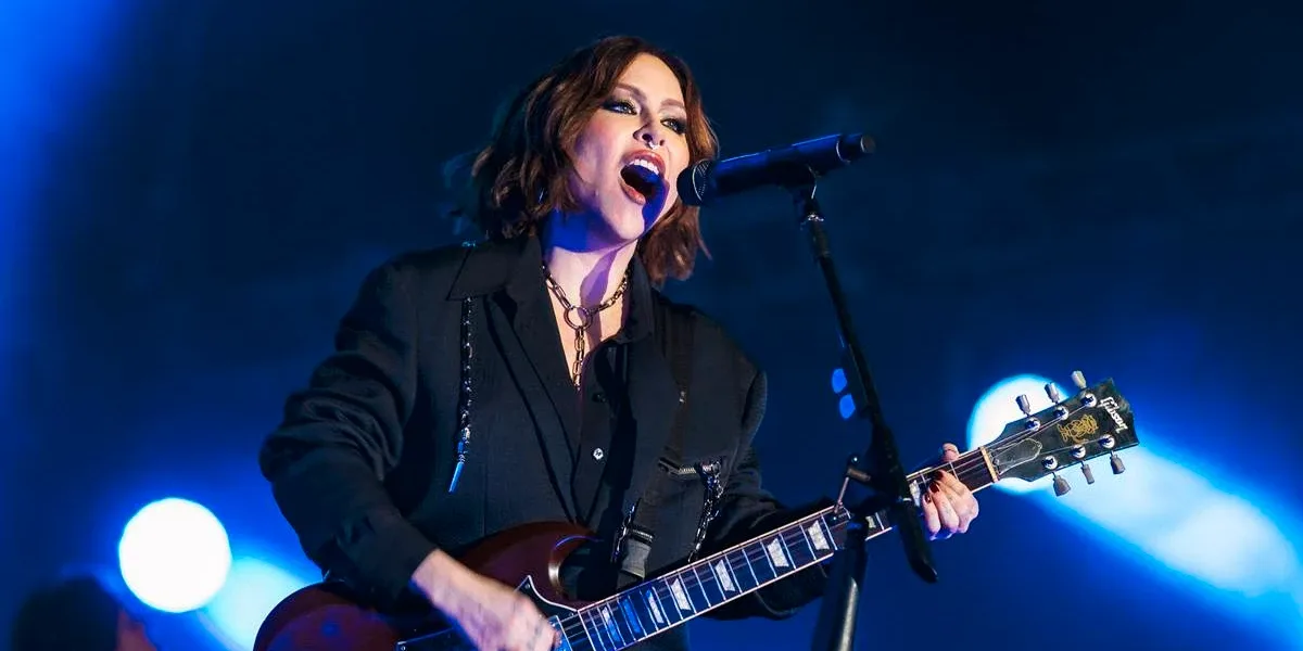 The Town 2025 | Pitty Faz Show nos Braços do Povo Pitty, corte chanel, maquiagem forte, roupa preta, tocando guitarra e se apresentando no palco The One no The Town 2025.