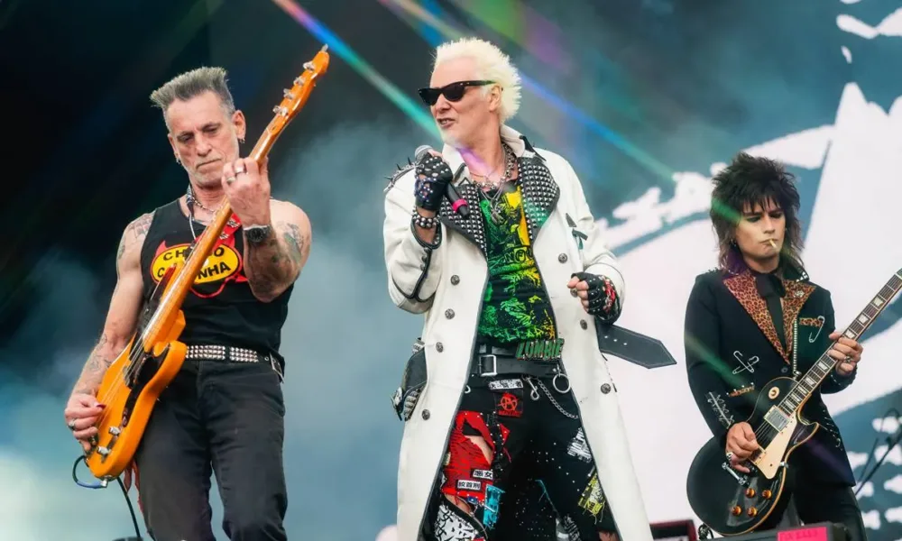 Supla e Inocentes no palco The One abrindo o domingo de rock no The Town 2025.