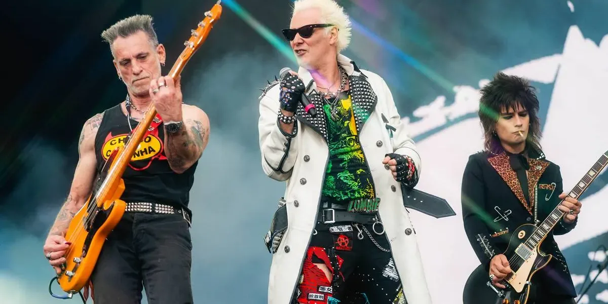 Supla e Inocentes no palco The One abrindo o domingo de rock no The Town 2025.