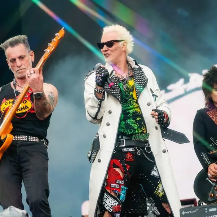 Supla e Inocentes no palco The One abrindo o domingo de rock no The Town 2025.