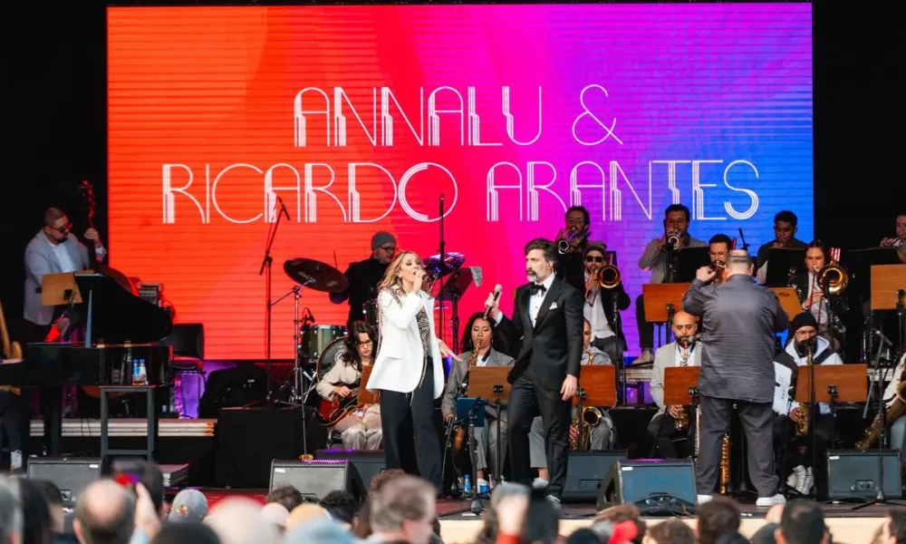 Apresentação de AnnaLue Ricardo Arantes na São Paulo Square como a The Square Big Band.