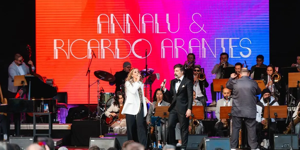 Apresentação de AnnaLue Ricardo Arantes na São Paulo Square como a The Square Big Band.