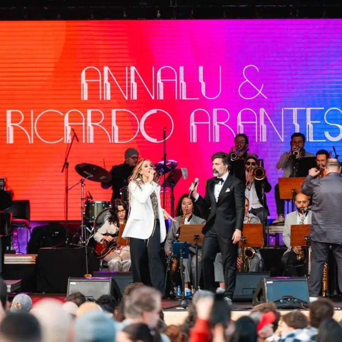 Apresentação de AnnaLue Ricardo Arantes na São Paulo Square como a The Square Big Band.