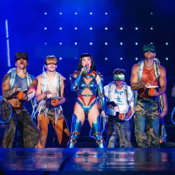 Katy Perry com sua roupa de ciborgue temática da sua era "143" no palco do The Town 2025, cercada de seus dançarinos.