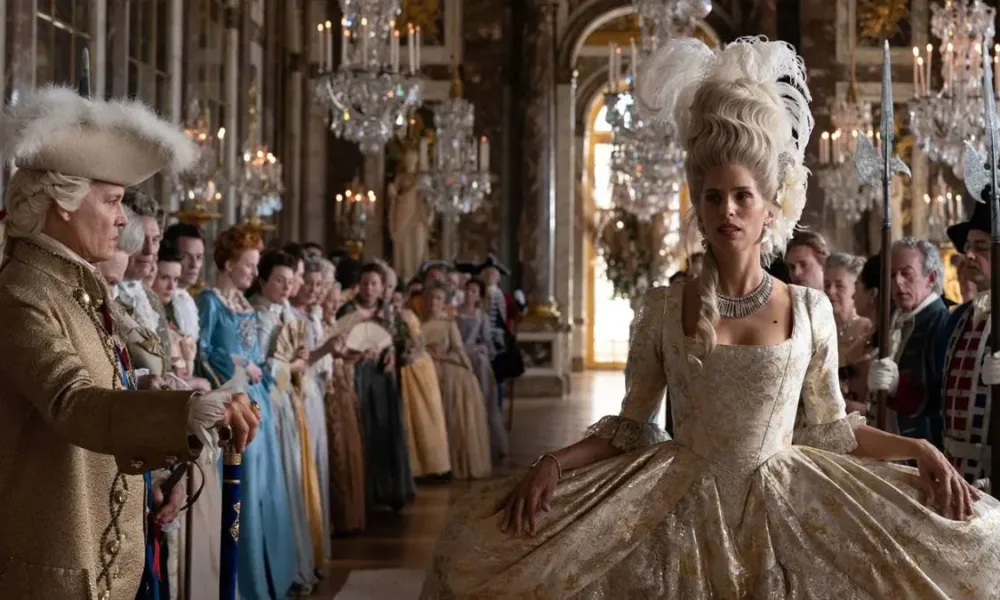 Maïwenn como Jeanne du Barry com um longo vestido e peruca aristocrática francesa em "A Favorita do Rei".