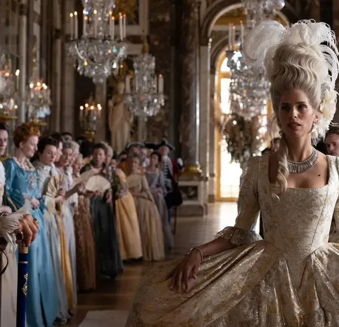 Maïwenn como Jeanne du Barry com um longo vestido e peruca aristocrática francesa em "A Favorita do Rei".