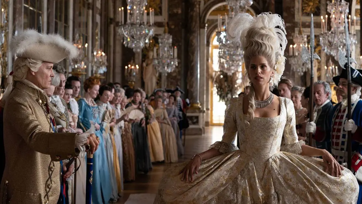 A Favorita do Rei | A Corte, a Amante e Johnny Depp 2 Maïwenn como Jeanne du Barry com um longo vestido e peruca aristocrática francesa em "A Favorita do Rei".