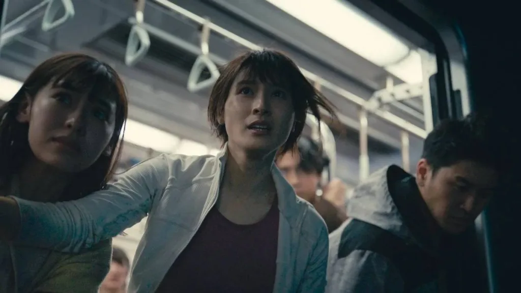 Imagem do quarto episódio da terceira temporada de "Alice in Borderland", com personagens capturados em ângulo contra-plongée presos em um vagão de metrô.