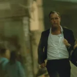 Jude Law, esquerda, e Jason Bateman, direita, correndo no canto direito da tela em uma paisagem urbana desfocada na série "Black Rabbit", da Netflix, onde são protagonistas.