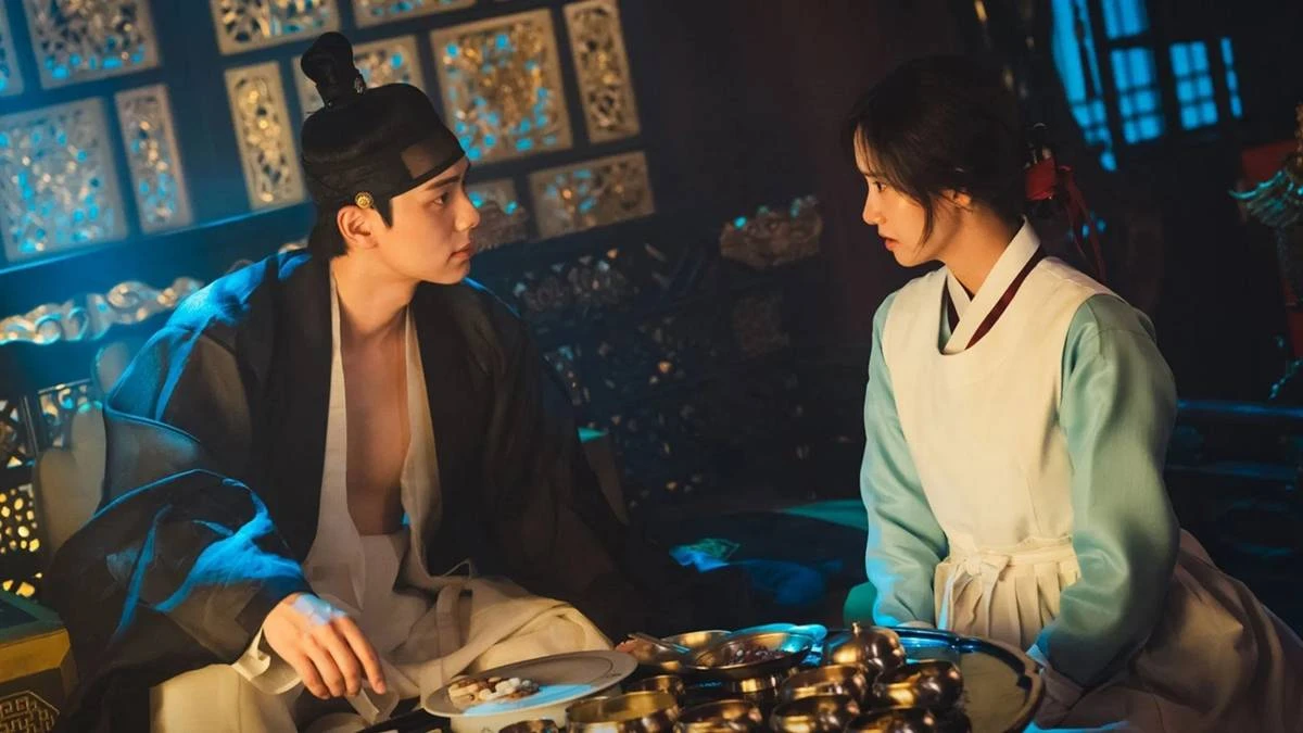 Bon Appétit, Vossa Majestade | 2025 Já Tem Seu Melhor Dorama 2 Lee Chae-min e Yoona como os protagonistas de "Bon Appétit, Vossa Majestade". Ele está com as roupas de rei de Joseon, Yi Heon, olhando para ela e vice-versa, e Yoona é Yeon Ji-young, cozinheira chefe real.