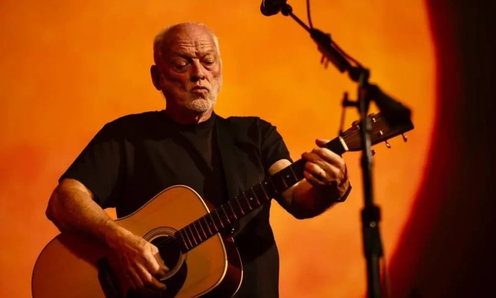 David Gilmour em 2024 tocando guitarra no Royal Albert Hall.