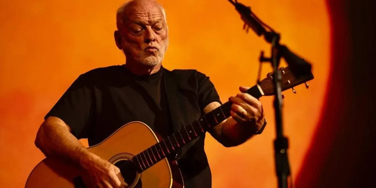 David Gilmour Relembra Quando Viu Jimi Hendrix Pela Primeira Vez David Gilmour em 2024 tocando guitarra no Royal Albert Hall.