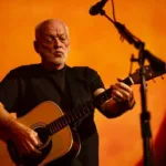 David Gilmour em 2024 tocando guitarra no Royal Albert Hall.