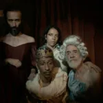 Atores de "Deuses da Peça" caracterizados em uma das imagens promocionais, com destaque a seus bustos, com várias roupas estereotipicamente teatrais.