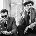 Fotografia em preto e branco usada como material promocional para 'Nouvelle Vague', filme de 2025.