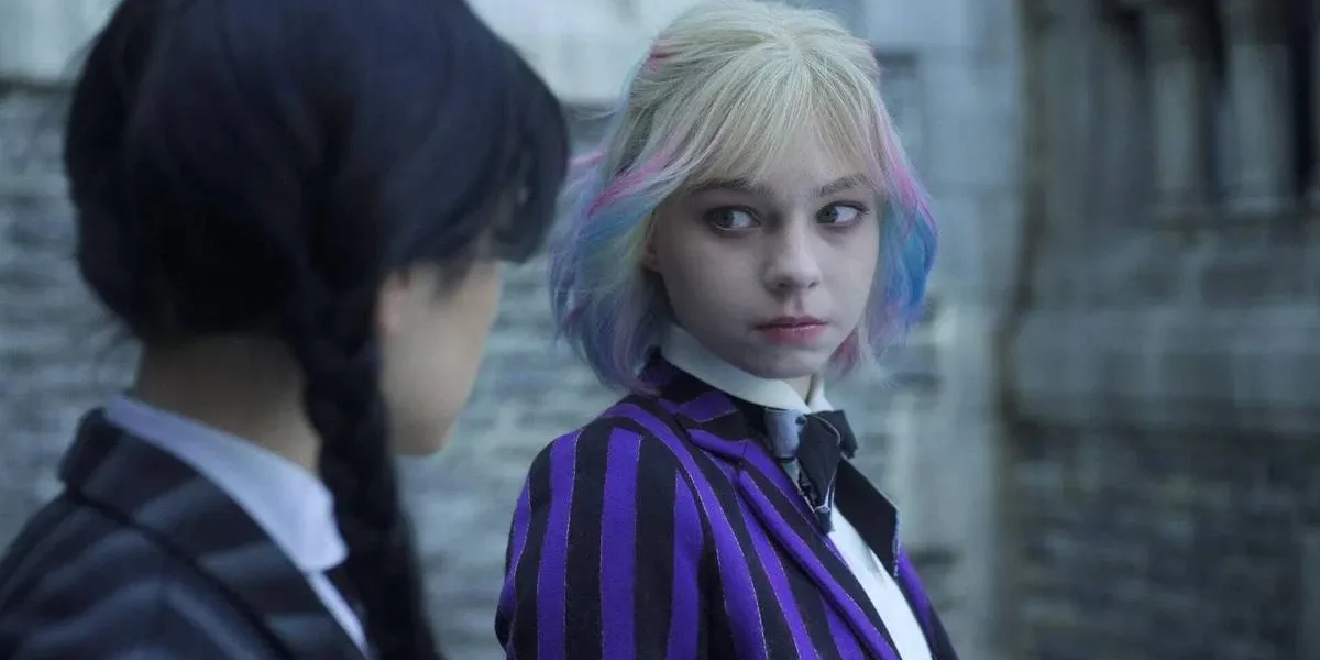 Wandinha | 2ª Temporada Diverte, Mas Entrega Mais do Mesmo Jenna Ortega de lado como Wandinha, e Emma Myers sutilmente virada para o lado com o uniforme de Nunca Mais, encarando-a, como a personagem Enid Sinclair. Wandinha e Enid estão com corpos trocados, razão pela qual Enid é na verdade Wandinha e está a encarando profundamente.