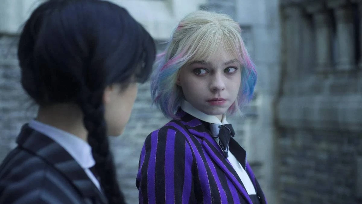 Wandinha | 2ª Temporada Diverte, Mas Entrega Mais do Mesmo 3 Jenna Ortega de lado como Wandinha, e Emma Myers sutilmente virada para o lado com o uniforme de Nunca Mais, encarando-a, como a personagem Enid Sinclair. Wandinha e Enid estão com corpos trocados, razão pela qual Enid é na verdade Wandinha e está a encarando profundamente.