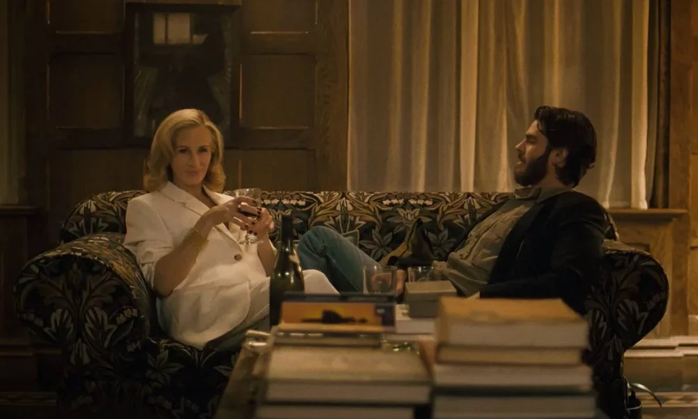 Julia Roberts e Andrew Garfield no sofá como os professores Alma e Hank em "Depois da Caçada", esticados.