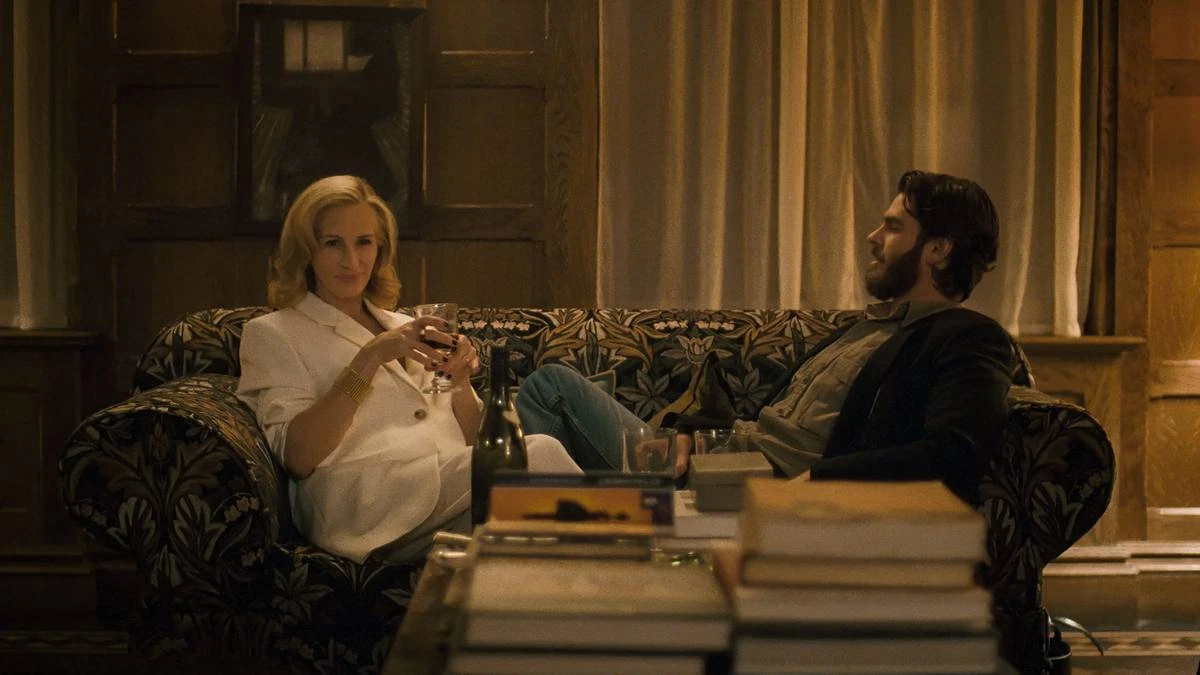 Depois da Caçada | Entre o Bom e Provocativo, Há o Pretensioso 3 Julia Roberts e Andrew Garfield no sofá como os professores Alma e Hank em "Depois da Caçada", esticados.