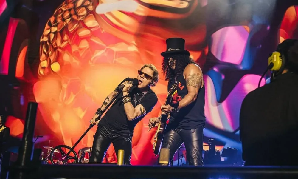 Show do Guns N' Roses em San Salvador, 2025, com Axl e Slash em destaque no palco.