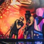 Show do Guns N' Roses em San Salvador, 2025, com Axl e Slash em destaque no palco.