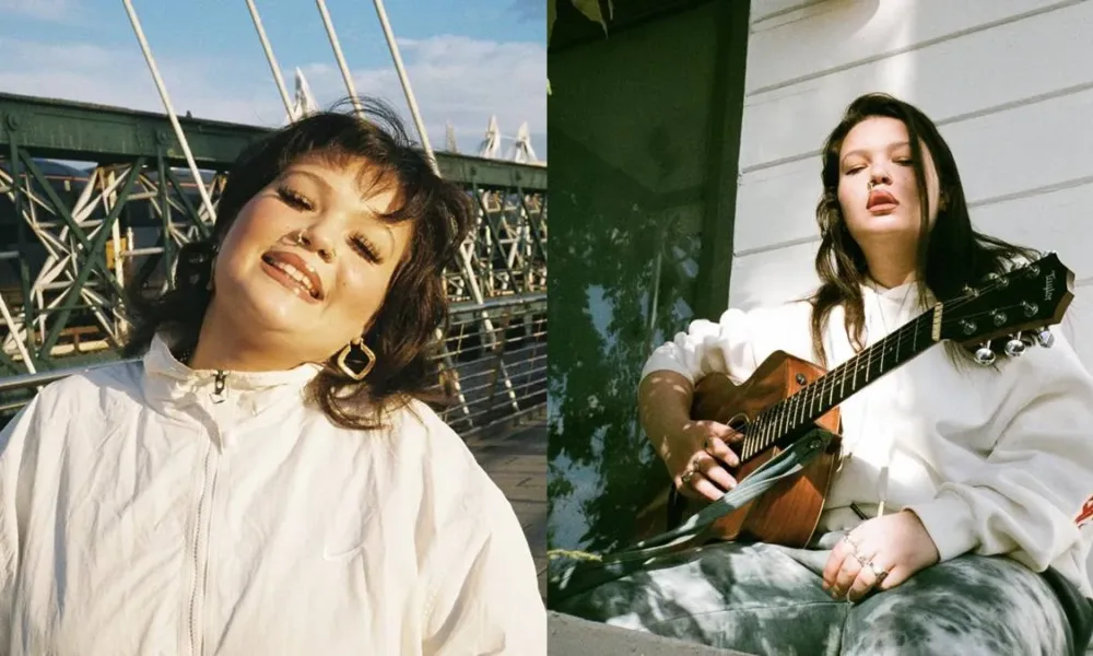 Lola Young em duas imagens, de roupa branca, em fotos postadas em seu Twitter. Na da direita, ela está segurando seu violão e sorrindo em ambas.