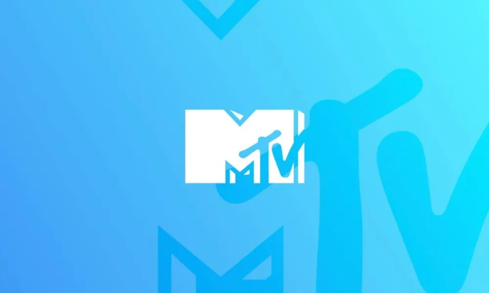 Logo da MTV em branco em fundo azul, em que ele também está desenhado.
