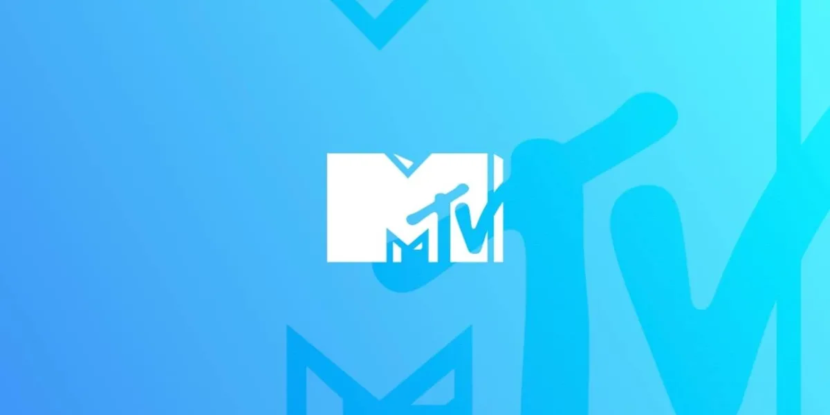 Logo da MTV em branco em fundo azul, em que ele também está desenhado.