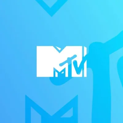 MTV Deixará de Operar na TV a Cabo no Brasil Ainda em 2025 Logo da MTV em branco em fundo azul, em que ele também está desenhado.