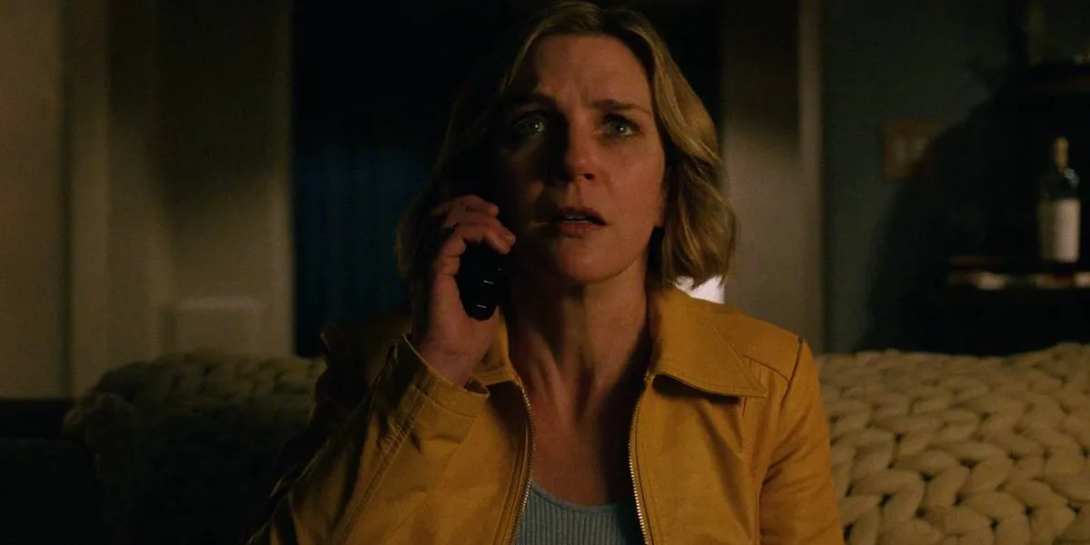 Apple TV | Veja Estreias de Novembro de 2025 Rhea Seehorn como a protagonista de "Pluribus" com um telefone no ouvido e uma expressão de quem recebe uma notícia com espanto.