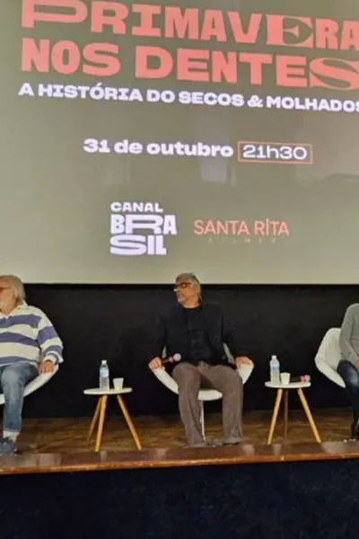 Primavera nos Dentes | Série Documentário Sobre os Secos & Molhados Chega Dia 31/10 no Canal Brasil Foto horizontal do palco da coletiva de imprensa do lançamento da série "Primavera nos Dentes", documentário sobre o Secos & Molhados.