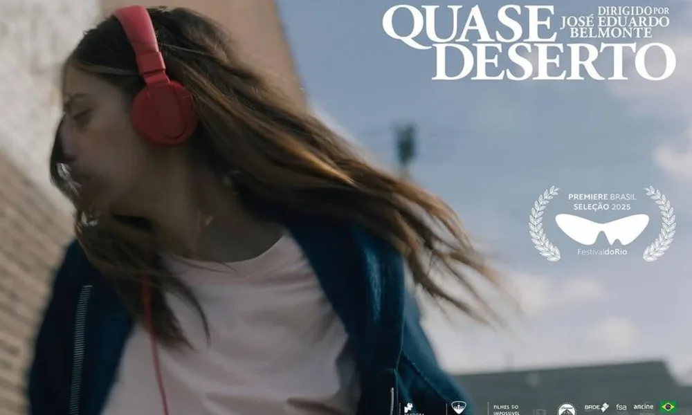 Angela Sarafyan, protagonista de "Quase Deserto", de rosto virado, headphones, cabelos ao vento, em cartaz do filme na horizontal.