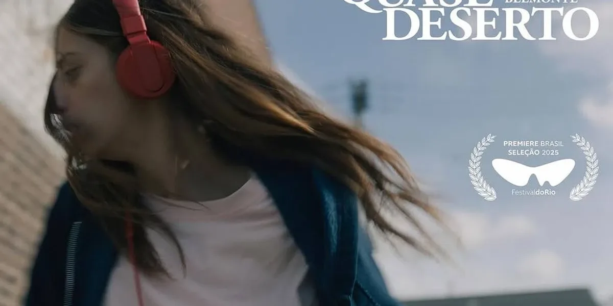 Angela Sarafyan, protagonista de "Quase Deserto", de rosto virado, headphones, cabelos ao vento, em cartaz do filme na horizontal.