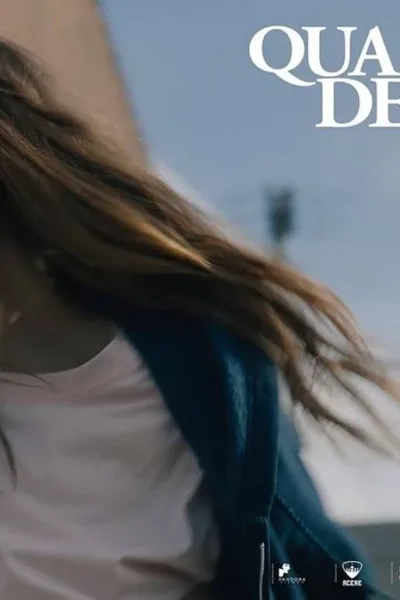 “Quase Deserto” | Filme De José Eduardo Belmonte Estreou No Festival Do Rio Angela Sarafyan, protagonista de "Quase Deserto", de rosto virado, headphones, cabelos ao vento, em cartaz do filme na horizontal.