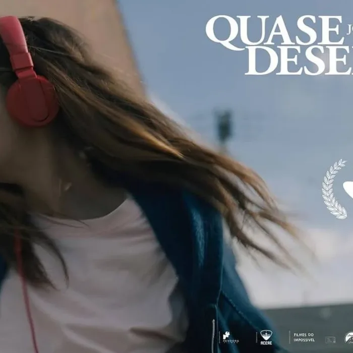 Angela Sarafyan, protagonista de "Quase Deserto", de rosto virado, headphones, cabelos ao vento, em cartaz do filme na horizontal.