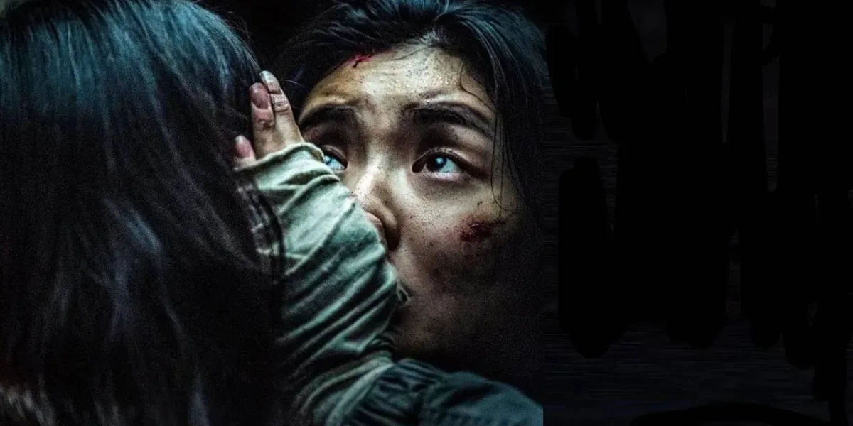 Protagonista de "Ruídos" (2025), segurando preocupada a cabeça de alguém, de costas para nós. O ambiente está todo escuro.