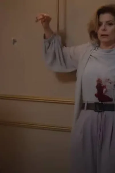 Vale Tudo 2025 | Fracasso ou Sucesso? Entenda Cena da morte de Odete Roitman no remake de 2025 de "Vale Tudo", com Débora Bloch com o icônico vestido do original e deslizando na parede com a barriga ensanguentada.