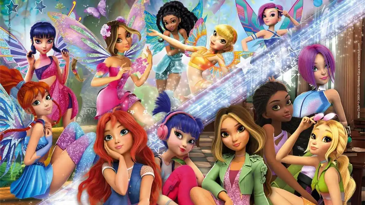 Winx Club: A Magia Está de Volta (2025) | Série é Boa, Mas Está Presa no Passado 1 Fadas do reboot de Winx em 2025, em 3D, em imagem promocional, sentadas na biblioteca, e acima colagem com elas na forma de fadas.