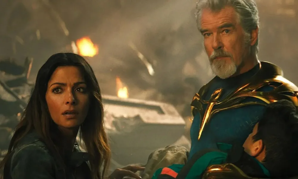 Peirce Brosnan como Senhor Destino em Adão Negro