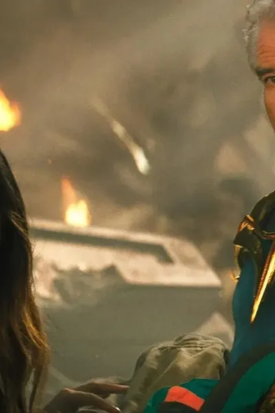 Peirce Brosnan como Senhor Destino em Adão Negro